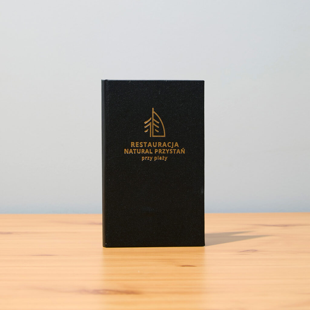 platnik-kelnerski-czarny-zlote-tloczenie-natural-przystan