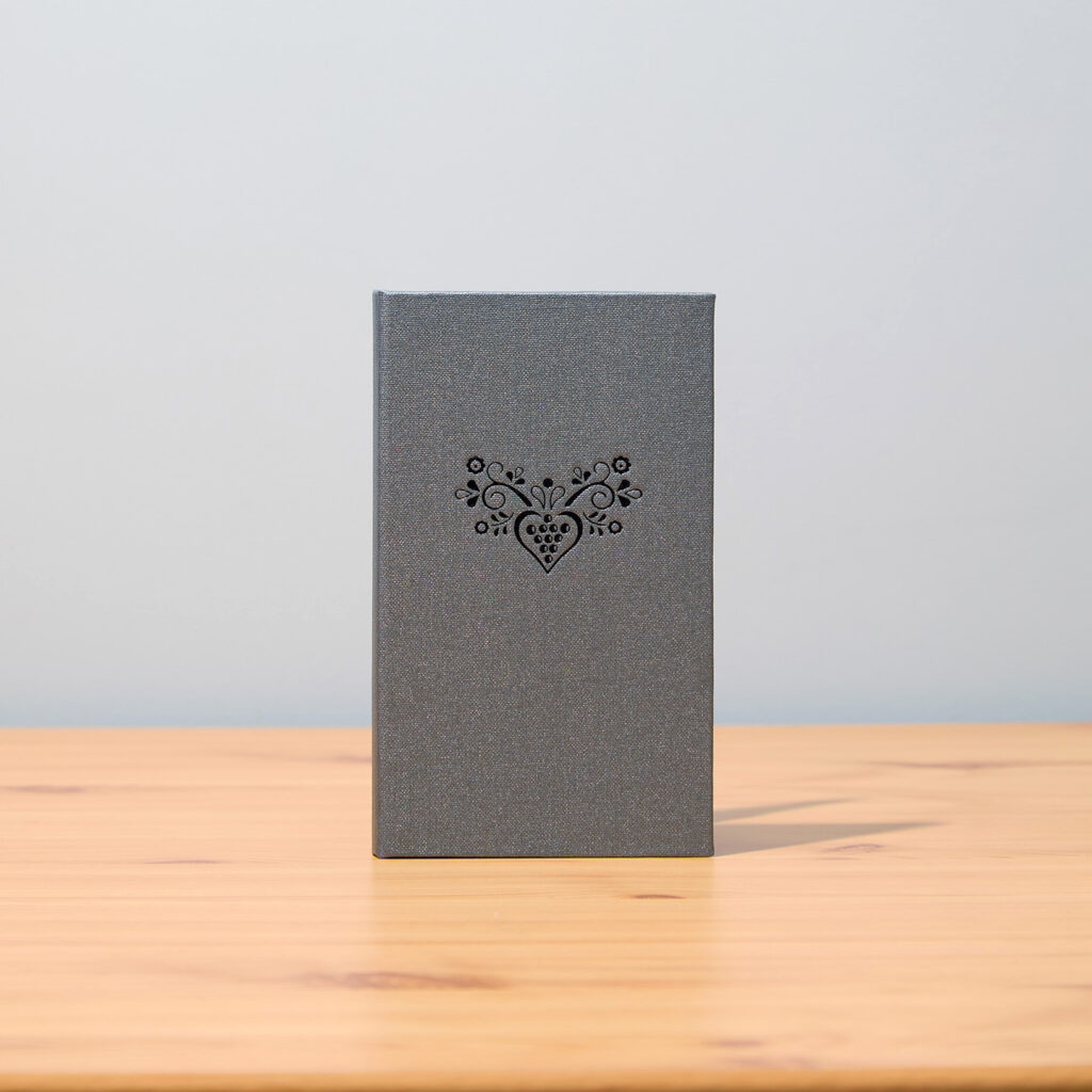 platnik-kelnerski-szary-tloczenie-serce-lewandowski-menu