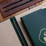 fragment okładki menu w kolorze butelkowej zieleni