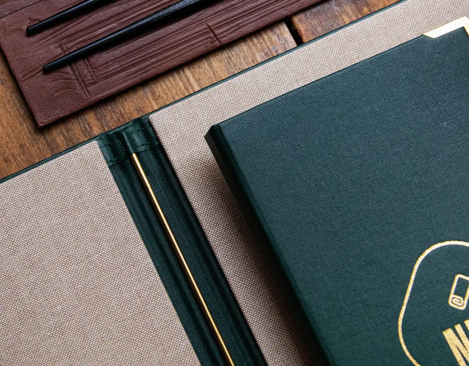 fragment okładki menu w kolorze butelkowej zieleni